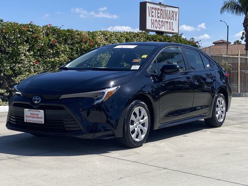 Certified 2025 Toyota Corolla LE FWD image 6