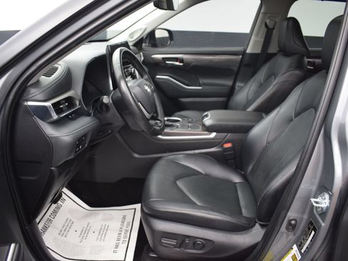 Used 2025 Toyota Highlander Limited AWD/4WD image 16