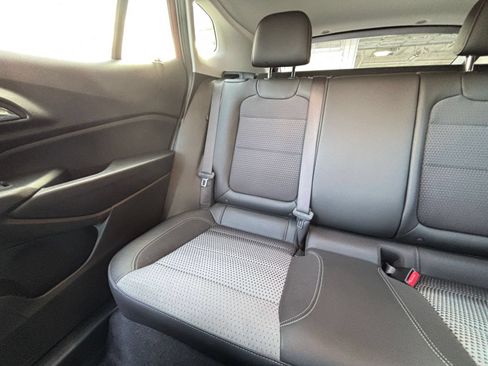 Used 2025 Chevrolet Trax LT w/ LT Convenience Package FWD image 39