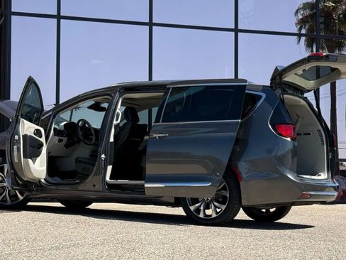 Used 2017 Chrysler Pacifica Limited w/ UConnect Theater Package image 29