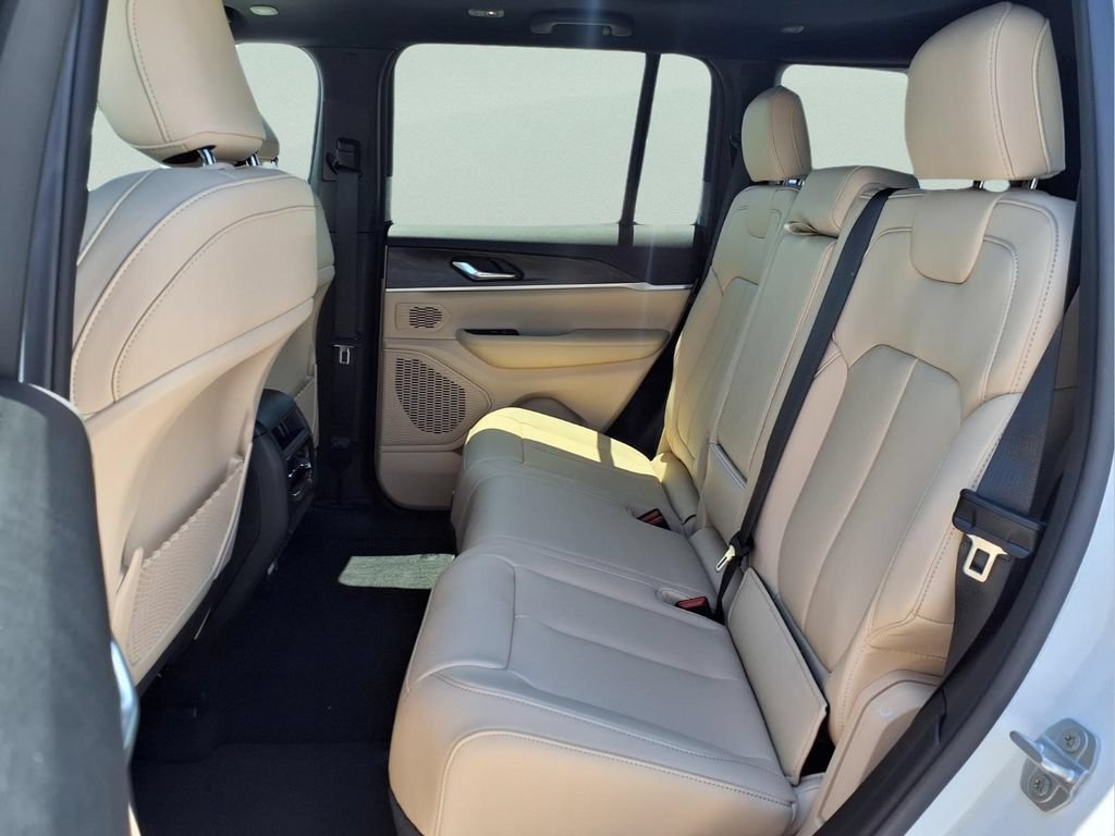 New 2026 Jeep Grand Cherokee Limited w/ Limited Altitude Package AWD/4WD image 12