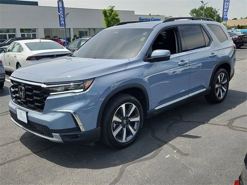 Used 2025 Honda Pilot Touring image 3