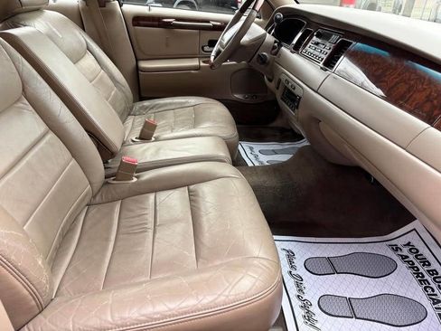 Used 2001 Lincoln Town Car Signature RWD image 2
