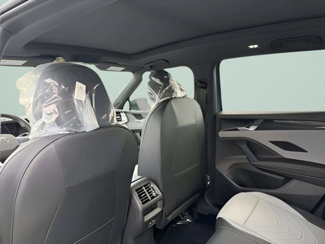 New 2026 Volkswagen Tiguan SE R-Line FWD image 8