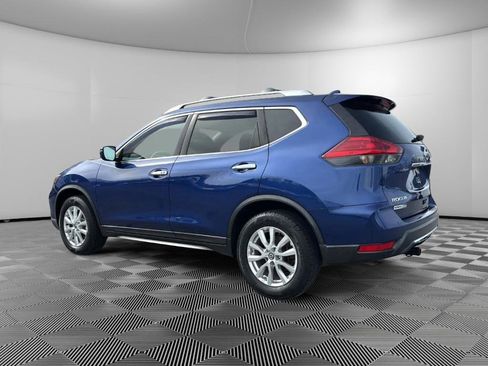 Used 2017 Nissan Rogue SV image 3