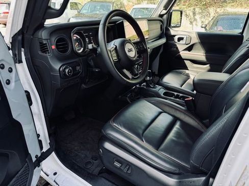 Used 2024 Jeep Gladiator Rubicon AWD/4WD image 18