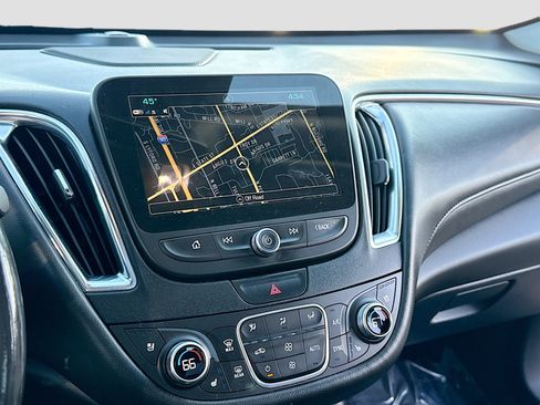 Used 2018 Chevrolet Malibu Premier w/ Premier Sun and Wheel Package image 9