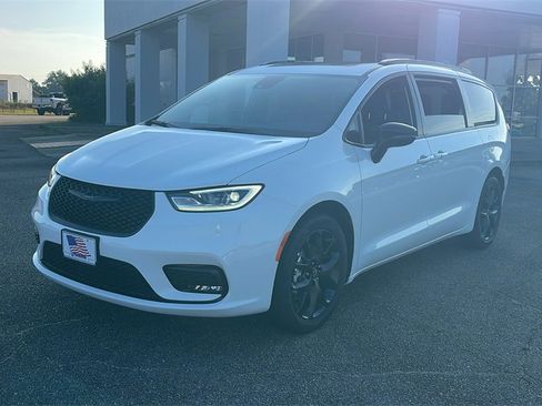 New 2025 Chrysler Pacifica Limited image 3