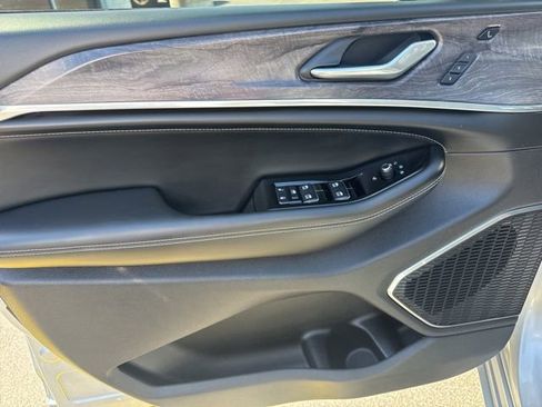 Certified 2025 Jeep Grand Cherokee L Overland w/ Advanced Protech Group III AWD/4WD image 17