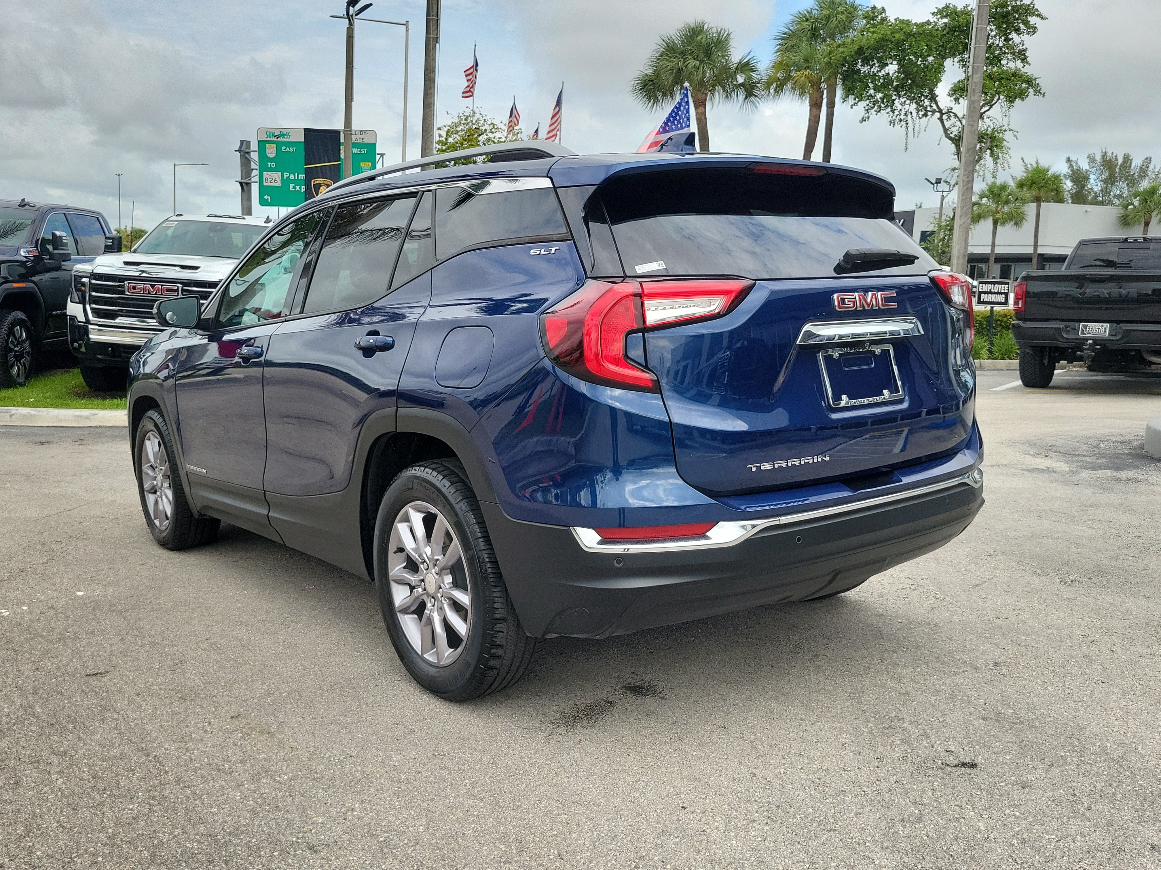 Used 2022 GMC Terrain SLT w/ Tech Package FWD image 7