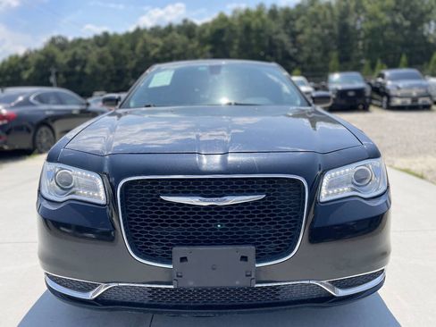 Used 2017 Chrysler 300 Limited RWD image 2