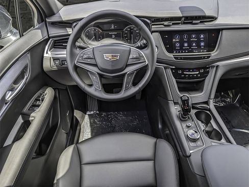New 2025 Cadillac XT5 Luxury image 10