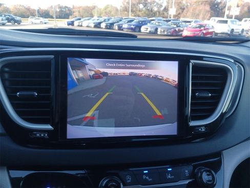 Used 2023 Chrysler Pacifica Touring-L image 21