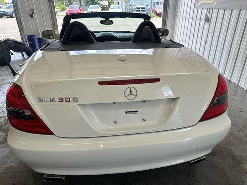 Used 2009 Mercedes-Benz SLK 300 image 4