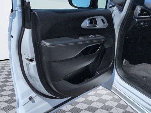 Used 2024 Chrysler Pacifica Limited FWD image 9