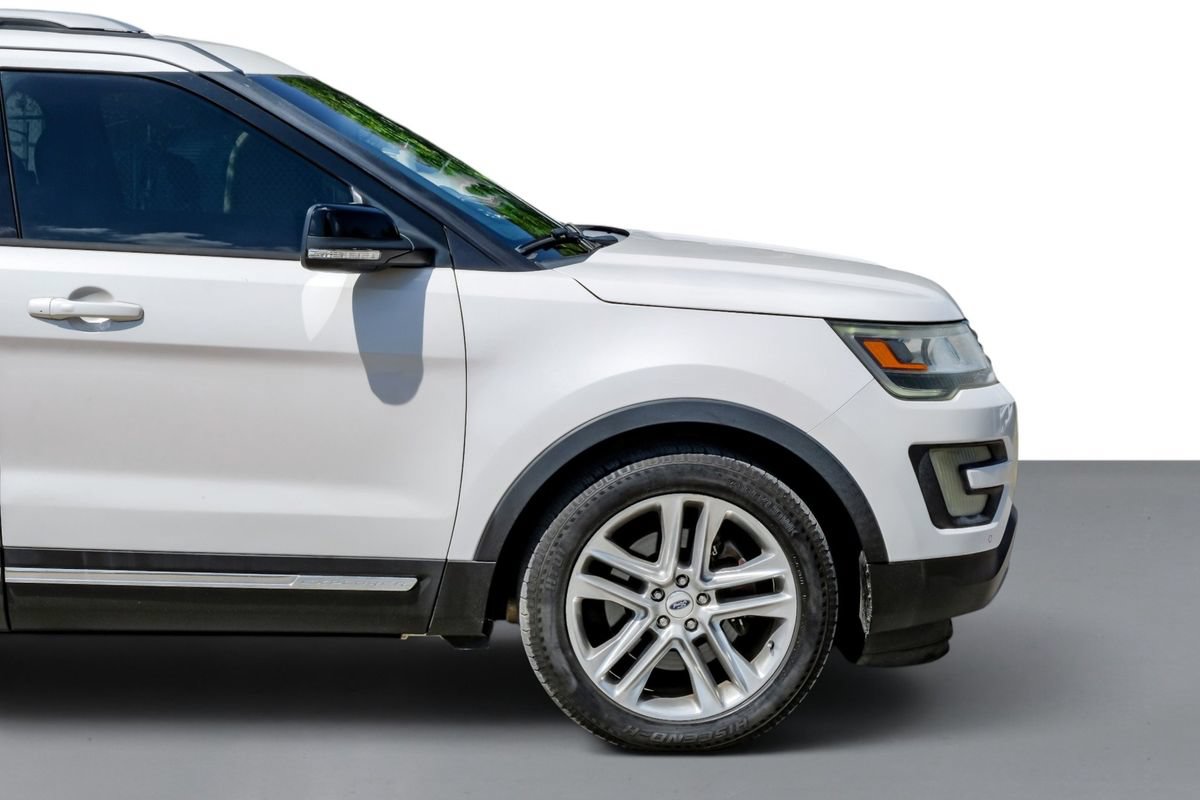 Used 2017 Ford Explorer XLT w/ Equipment Group 202A FWD image 7