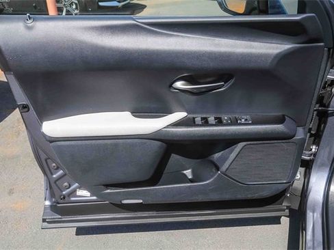 Used 2019 Lexus UX 200 image 21