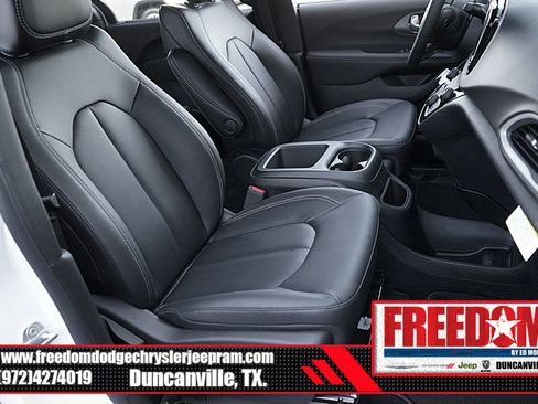 New 2025 Chrysler Voyager LX image 16