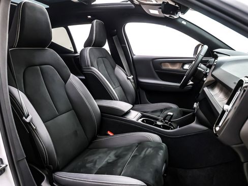 Used 2024 Volvo XC40 Recharge Ultimate image 7