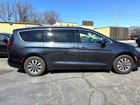 Used 2021 Chrysler Pacifica Touring-L w/ Uconnect Theater Family Group image 11