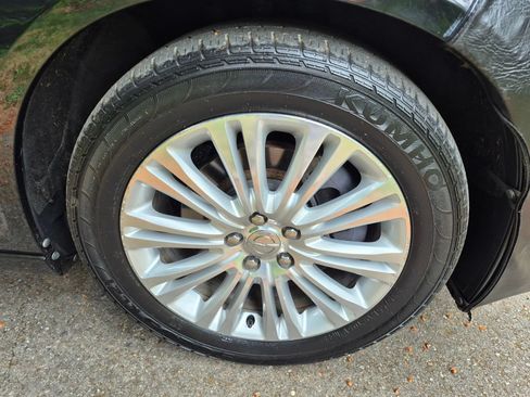 Used 2013 Chrysler 300 C AWD/4WD image 9