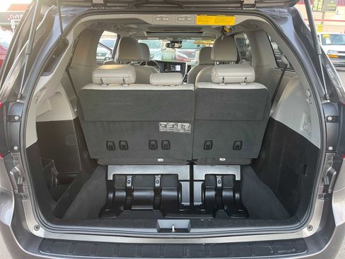 Used 2019 Toyota Sienna image 9