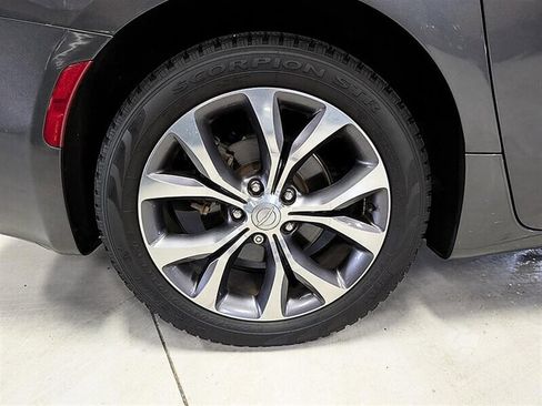 Used 2017 Chrysler Pacifica Limited w/ UConnect Theater Package FWD image 13