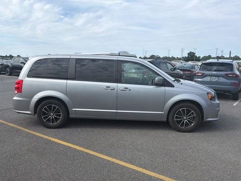 Used 2019 Dodge Grand Caravan SXT w/ Blacktop Package FWD image 6