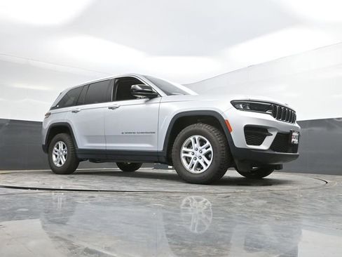 Used 2024 Jeep Grand Cherokee Laredo AWD/4WD image 49