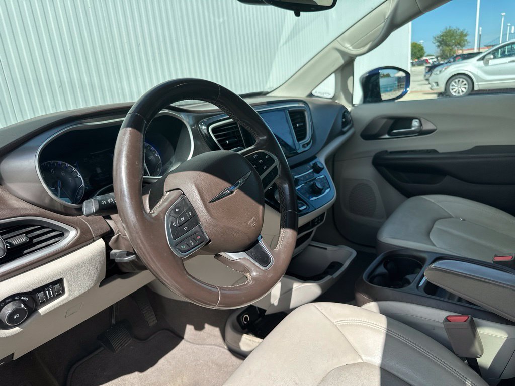 Used 2017 Chrysler Pacifica Touring-L FWD image 15