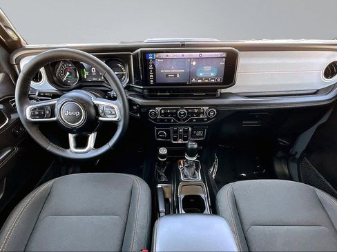 Used 2025 Jeep Wrangler Unlimited Sahara AWD/4WD image 9