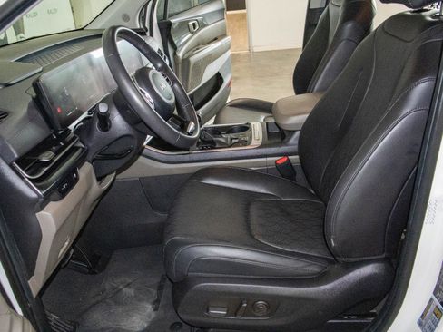 Used 2025 Kia Carnival image 8