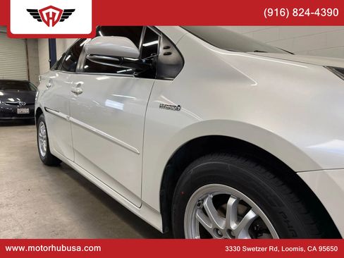 Used 2016 Toyota Prius Three image 10