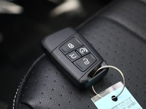 Used 2023 Volkswagen Tiguan SE w/ Panoramic Sunroof Package FWD image 34