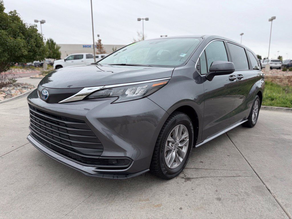 Used 2025 Toyota Sienna LE AWD/4WD image 3