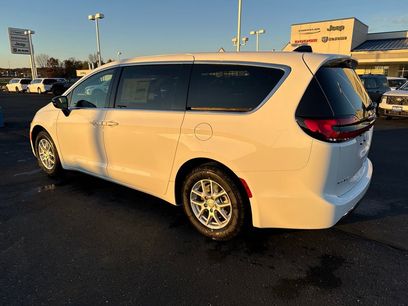 New 2026 Chrysler Pacifica Select