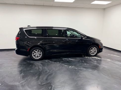 Used 2023 Chrysler Pacifica Touring-L FWD image 25