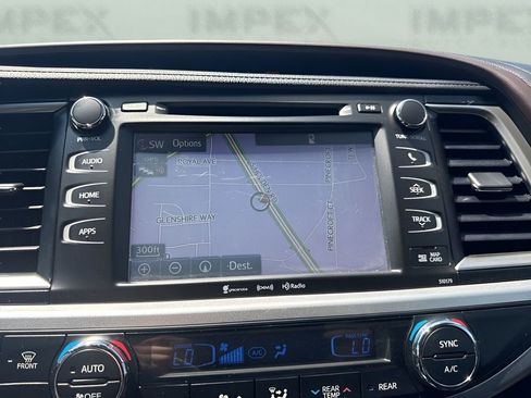 Used 2018 Toyota Highlander XLE image 19