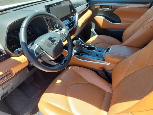 Used 2024 Toyota Highlander Platinum AWD/4WD image 9