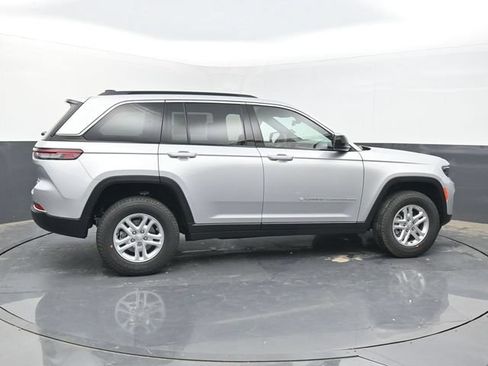 Used 2025 Jeep Grand Cherokee Laredo AWD/4WD image 7