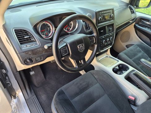 Used 2016 Dodge Grand Caravan SXT FWD image 16