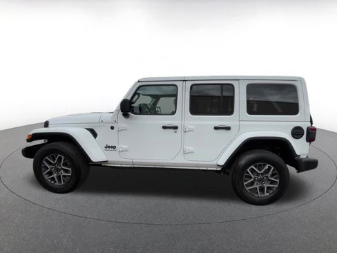 Used 2025 Jeep Wrangler Sahara image 9