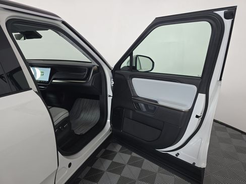 Used 2024 Rivian R1S Adventure Dual AWD/4WD image 18