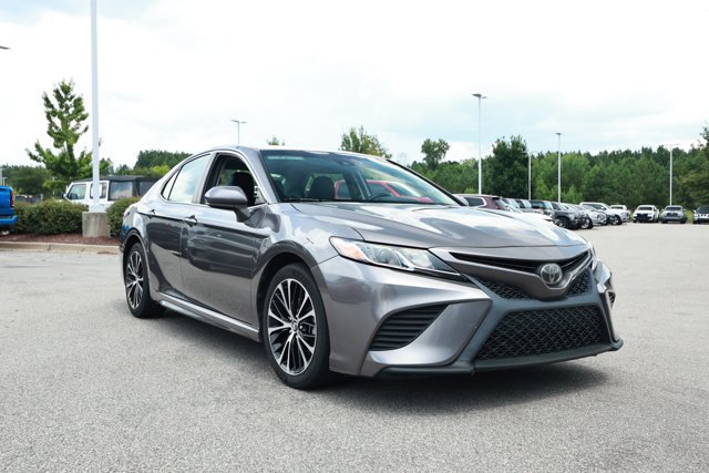 Used 2018 Toyota Camry SE FWD image 3