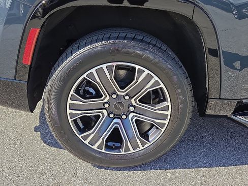 Used 2025 Jeep Wagoneer 4WD image 7