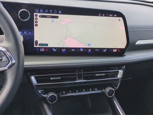 Used 2025 Chevrolet Traverse LT image 17