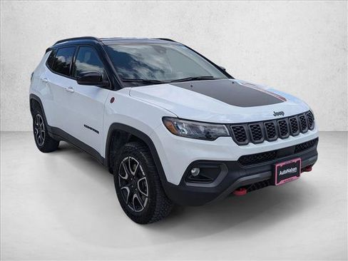 Used 2025 Jeep Compass Trailhawk image 3