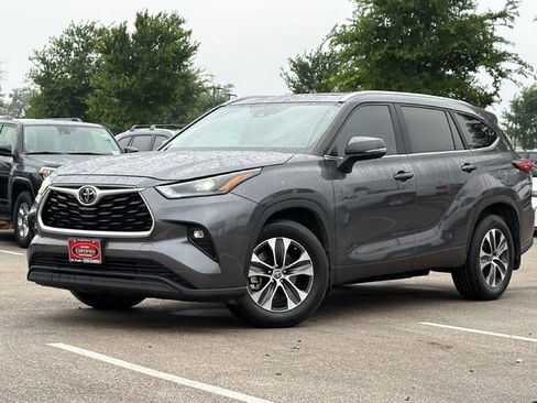 Used 2023 Toyota Highlander XLE FWD image 41