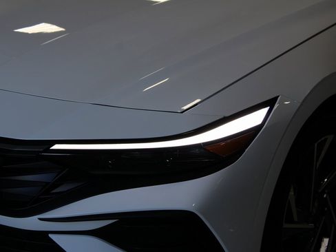 Used 2025 Hyundai Elantra Sport image 2