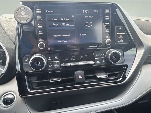 Used 2020 Toyota Highlander XLE FWD image 24